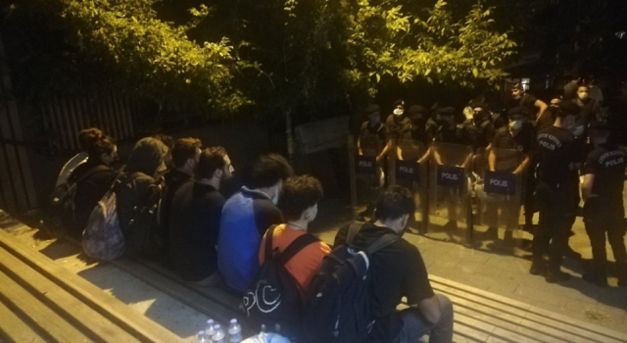 Bakan Kasapoğlu'na: Yurt ayarlayacak mısınız yoksa sokaklarda, parklarda, kampüslerde mi yatalım?