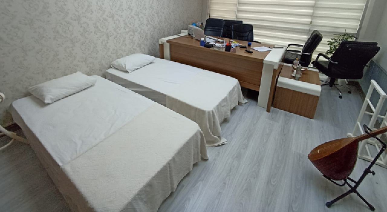 Makam odasını, yurt bulamayan öğrencilere tahsis etti