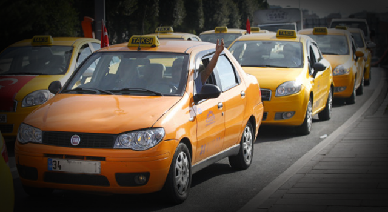 UKOME toplantısı öncesi taksiciler kontak kapatarak İmamoğlu'nu protesto ettiler