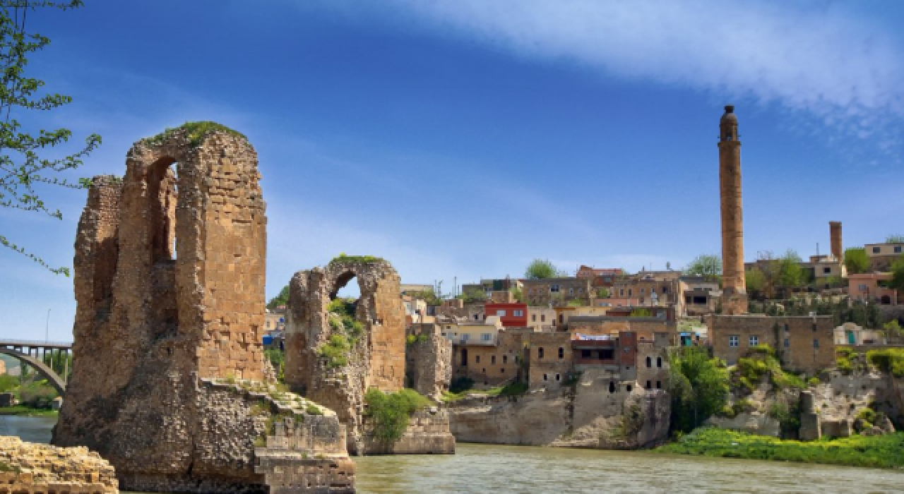Baraj suları çekilince su altında kalan Hasankeyf ortaya çıktı