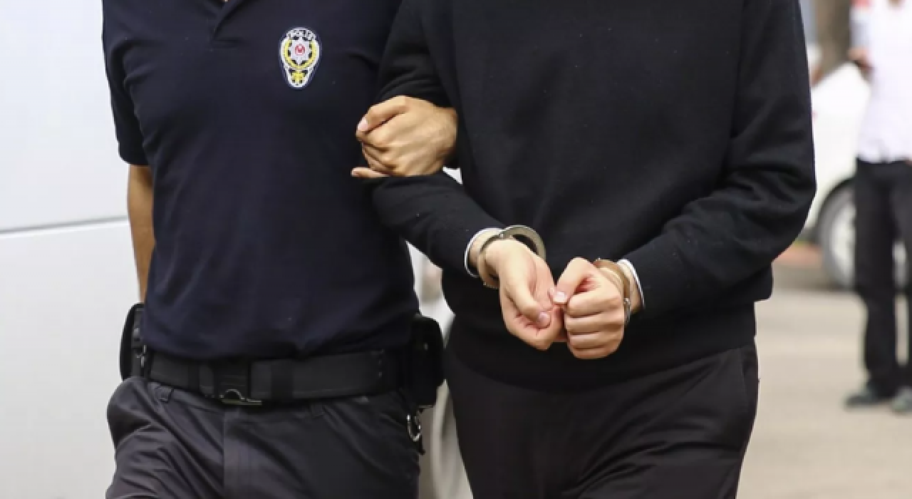 Erdoğan'ın fotoğrafını yere atan kişi tutuklandı