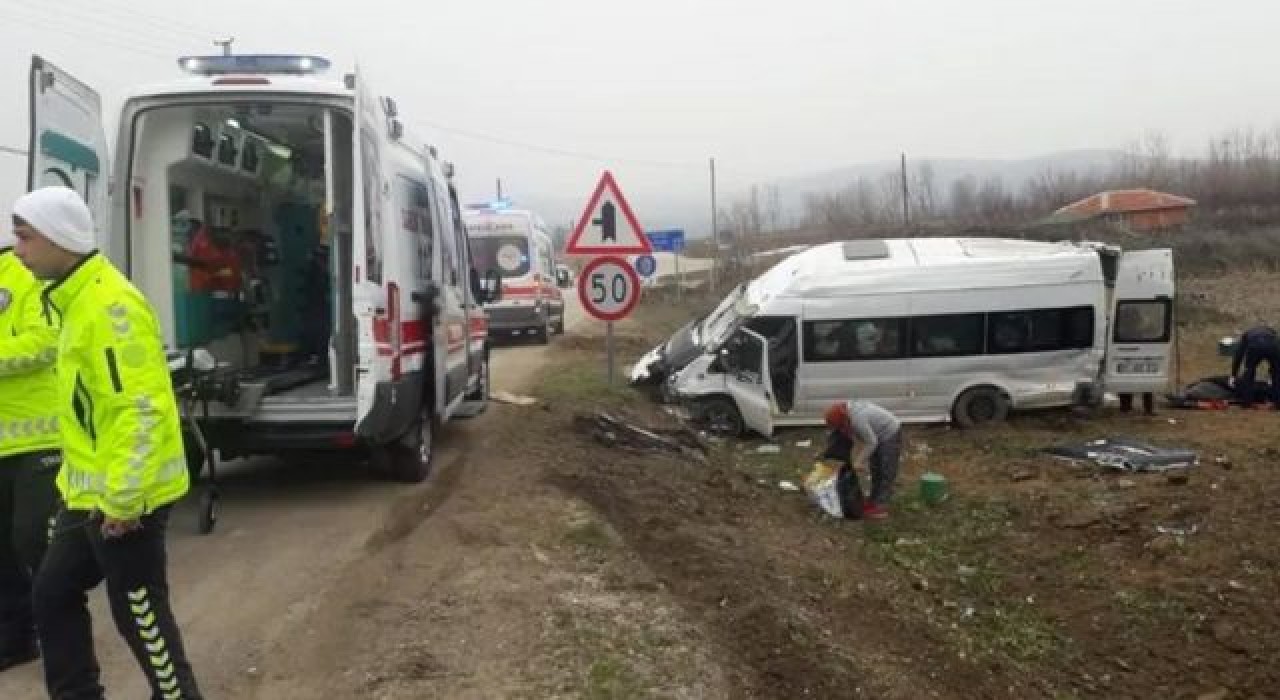 Amasya'da minibüs devrildi, 17 kişi yaralandı