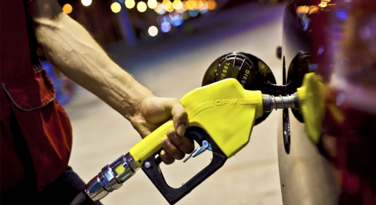 Benzin ve motorine bu gece de zam geliyor