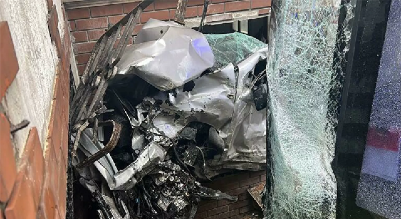 Beykoz'da İETT otobüsü 4 otomobile çarptı