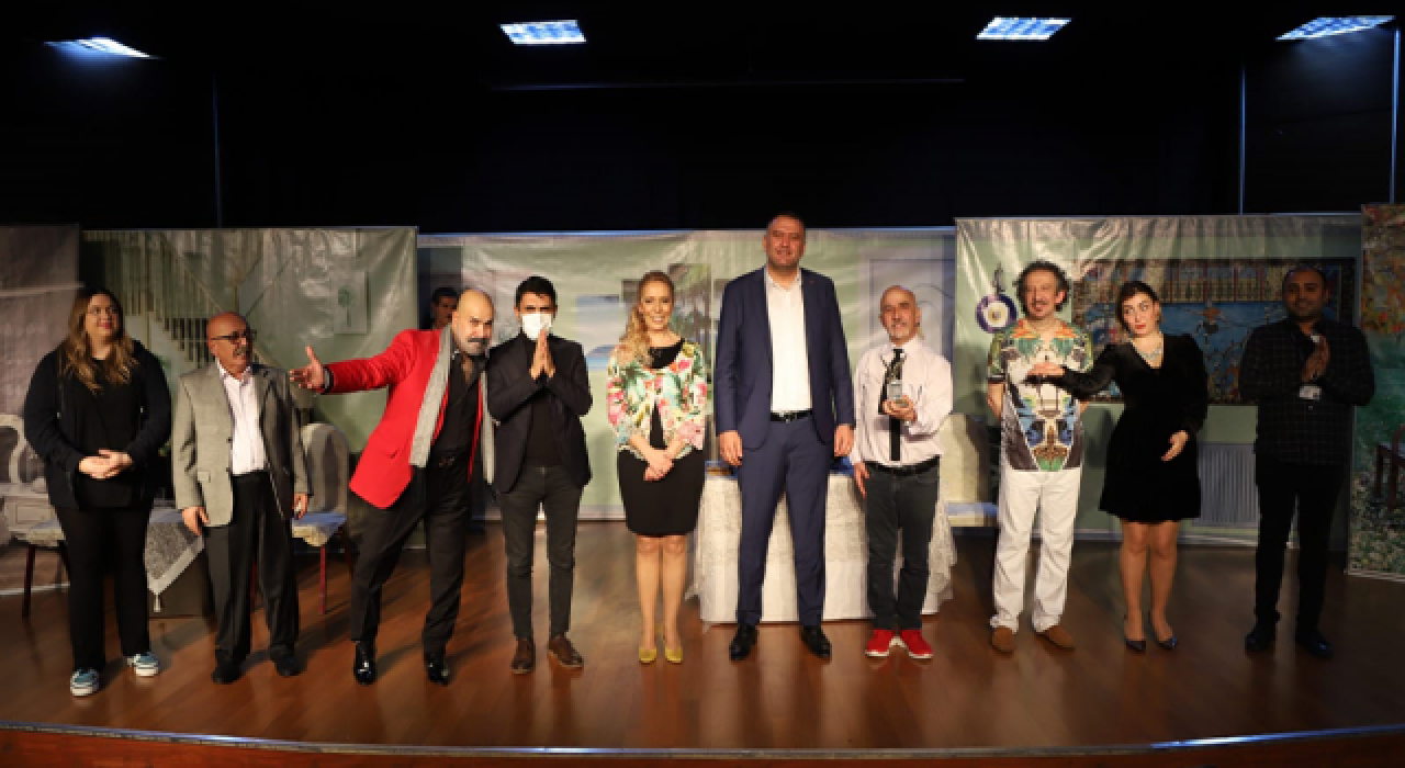 ‘Bizim Evde 2 Devre’ Adlı Tiyatro Oyunu Kartal’da Sahnelendi