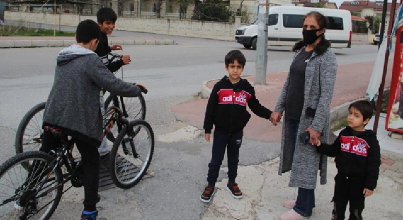 Küçük Mahra'nın bacağı kesilmişti; o mahallede çocuklar dışarı çıkamıyor