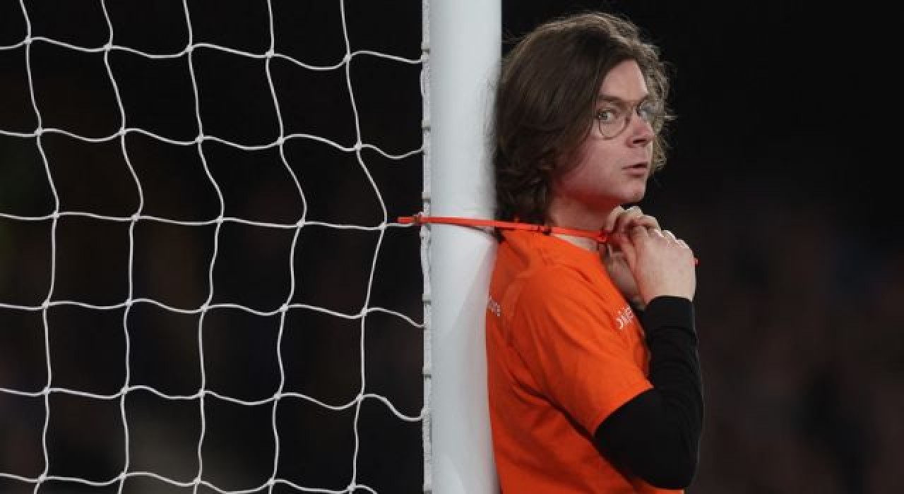 Premier Lig'de protestocular neden kendilerini kale direklerine bağlıyor?