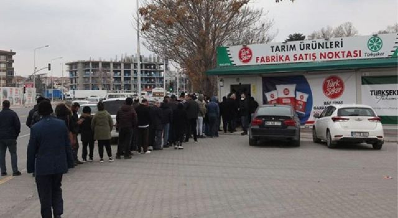 'Ucuz şeker' kuyruğu: 5 kilo şeker alabilmek için saatlerce beklediler