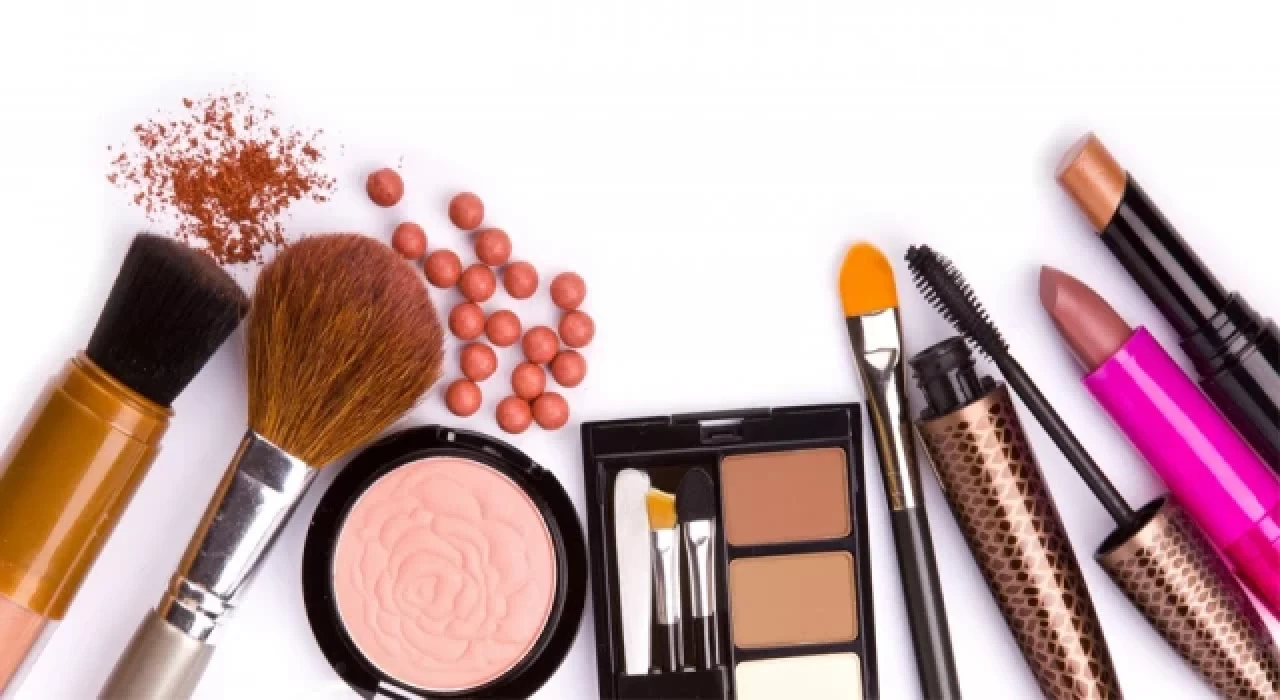 "2022 yaz makyaj trendlerinde doğallık ve ışıltı ön planda”