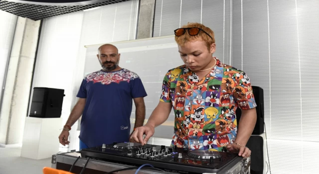 Anne – kız DJ’lik kursuna katıldılar