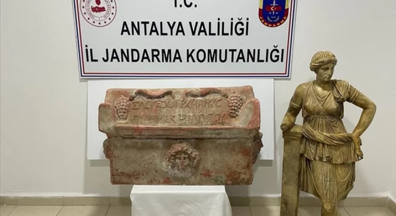 Antalya'da Roma dönemine ait lahit ve heykel ele geçirildi