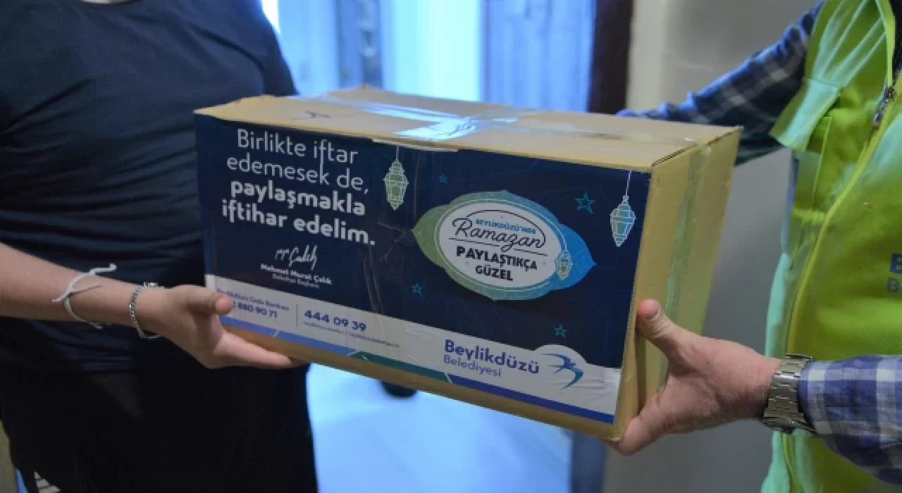 Beylikdüzü’nde ihtiyaç sahiplerine koli dağıtımı devam ediyor