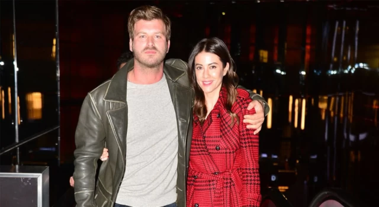 Kıvanç Tatlıtuğ, hamile eşinin karnını öperek poz verdi