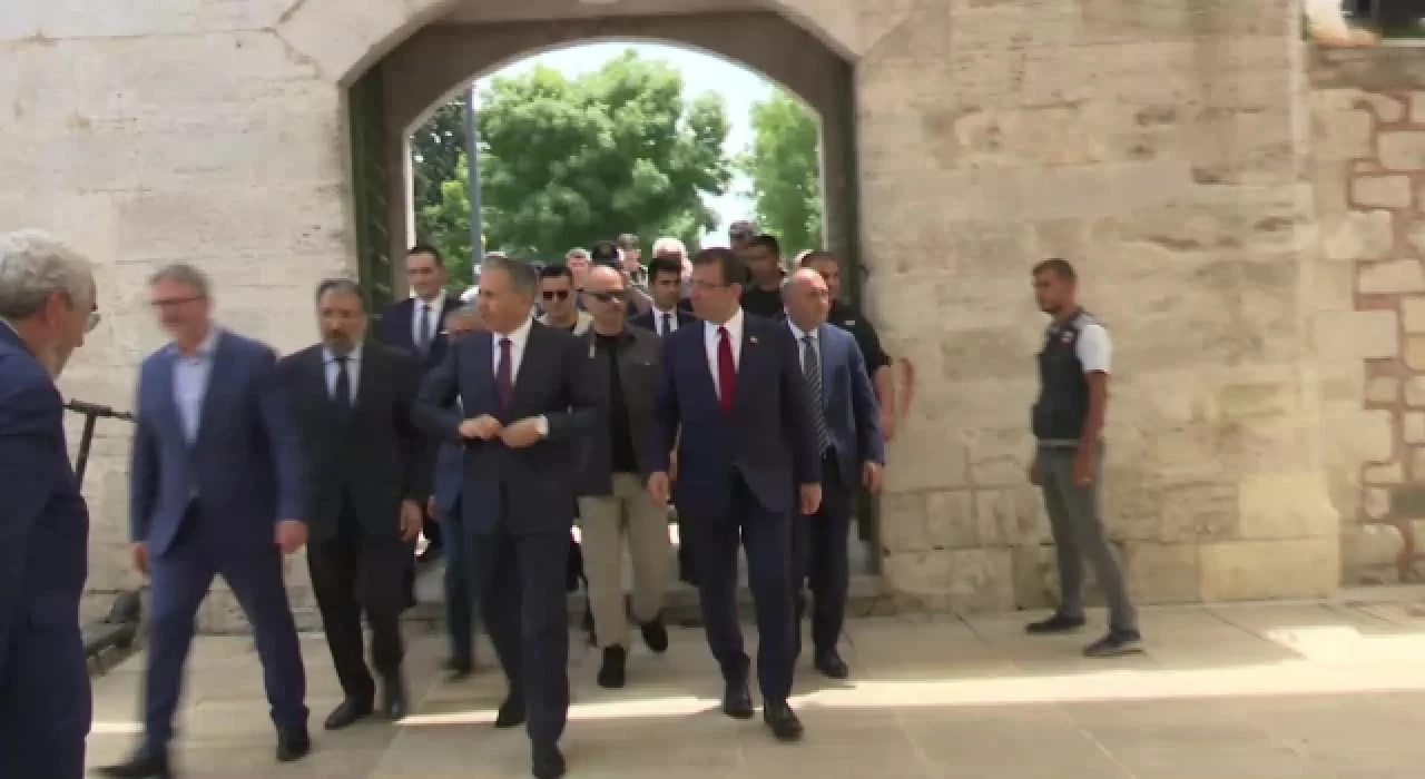 Ekrem İmamoğlu, İstanbul’un fethinin 569’uncu yıl dönümü dolayısıyla Fatih Sultan Mehmet Türbesi’nde düzenlenen anmaya katıldı