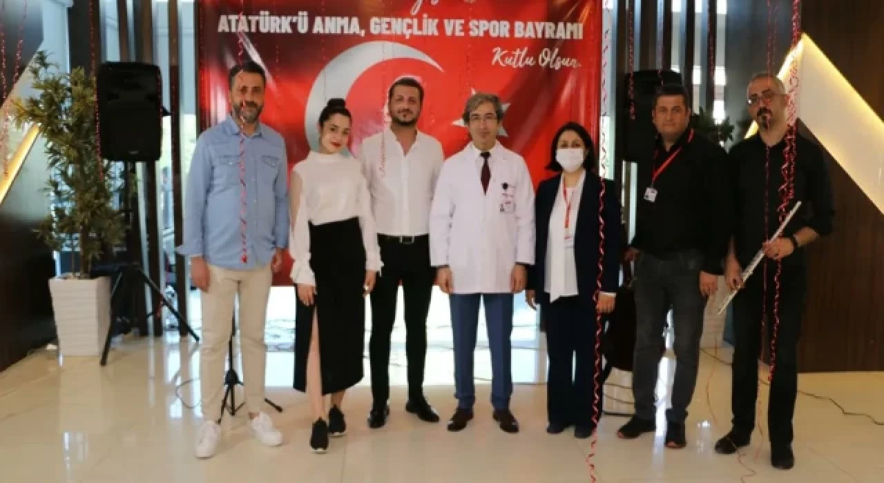 Medical Park Gaziantep’te hemşirelerden 19 Mayıs düeti