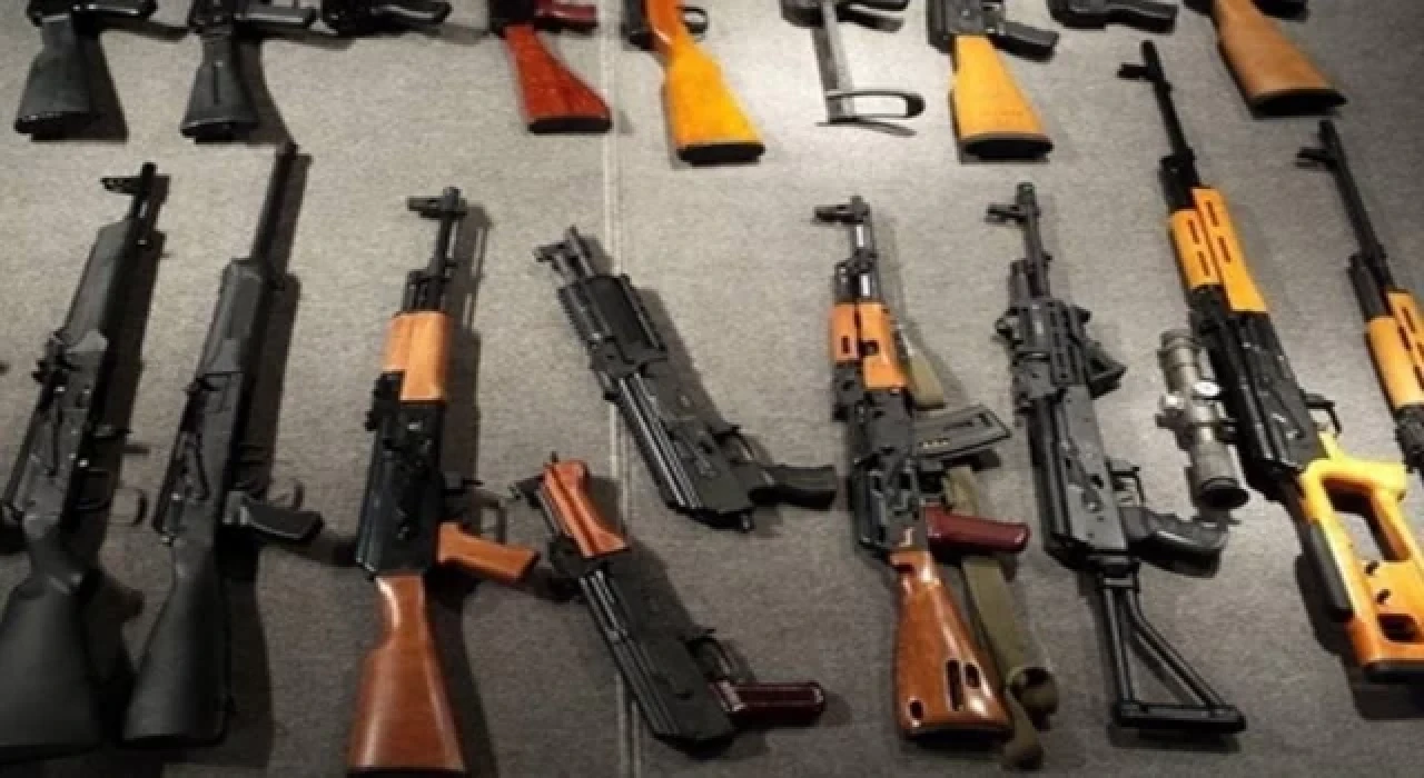 Silopi kırsalında toprağa gömülü 20 Kalaşnikov ve bir keskin nişancı tüfeği ele geçirildi