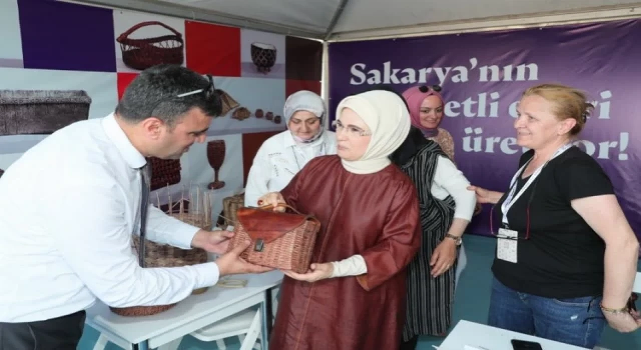 Emine Erdoğan Sakarya’nın el emeklerine hayran kaldı