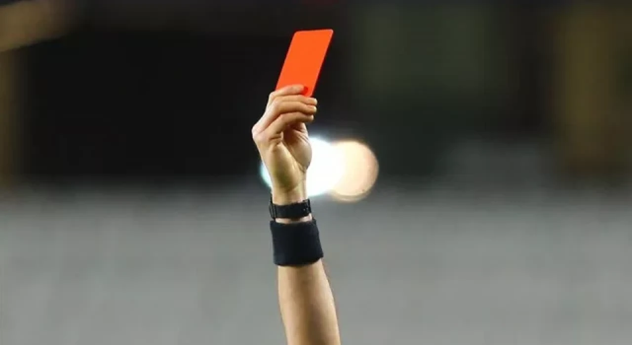 Kırmızı kart gösteren hakemi sahada döverek öldürdüler