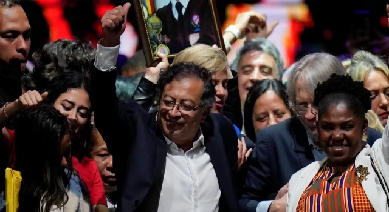 Kolombiya'nın ilk solcu devlet başkanı Gustavo Petro oldu
