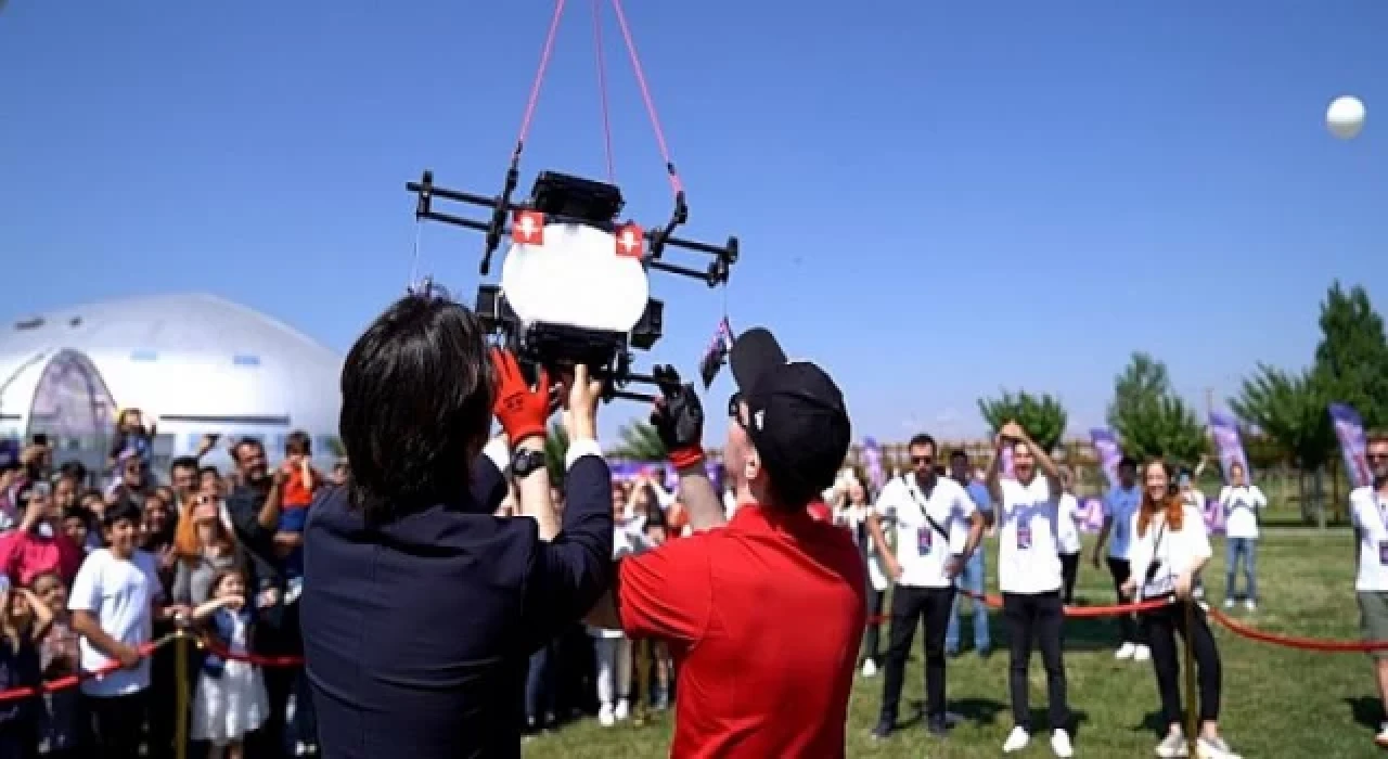 Uzaya gönderilen dondurma, yolculuğunu 2,5 saatte tamamlayarak erimeden Dünya’ya döndü