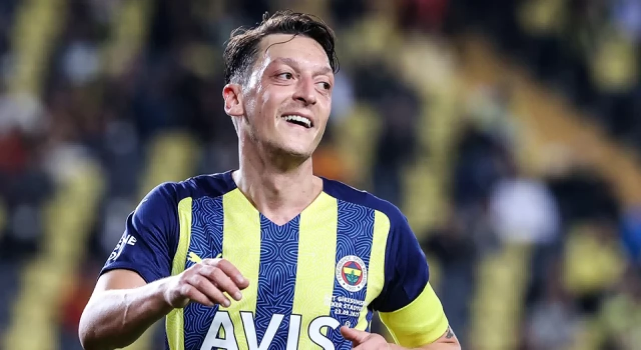 Mesut Özil'den 'ben burdayım' mesajı