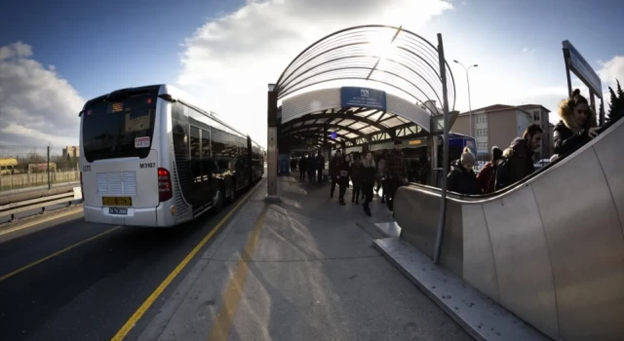 Metrobüs hattındaki yolların yenilenme çalışmaları başladı