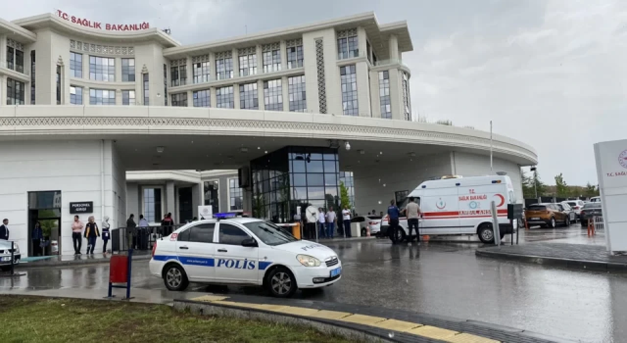 Sağlık Bakanlığı önünde şoför kendisini ambulansa kilitledi