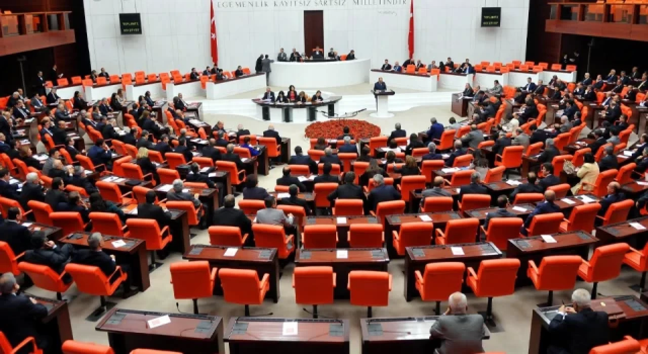 Sosyal medya düzenlemesini içeren Basın Kanunu teklifi görüşmeleri ertelendi