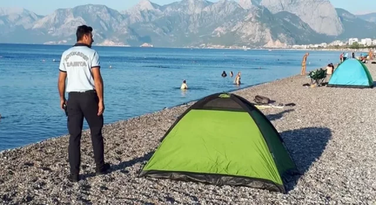 Antalya'da sahile kurulan kamp çadırları kaldırıldı