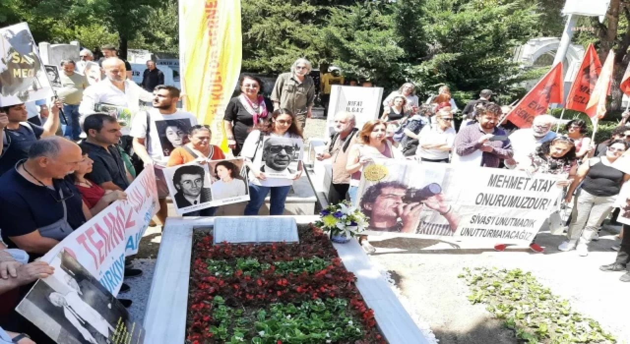 Asım Bezirci, Sivas Katliamı’nın yıldönümünde mezarı başında anıldı