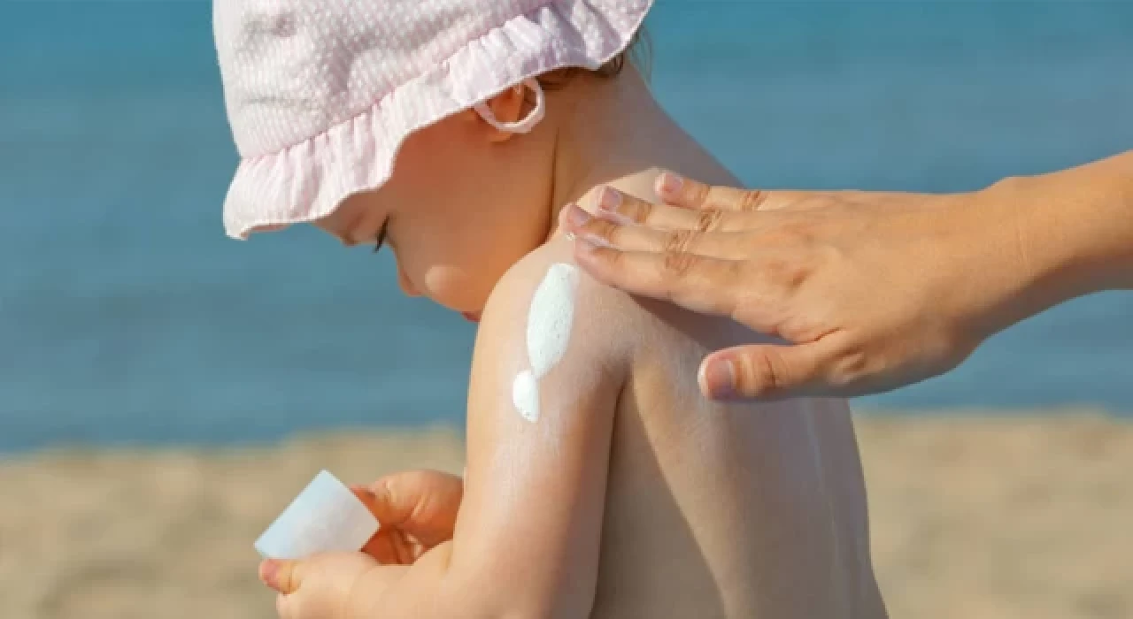 Bebeklere güneş kremi sürülmeli mi?