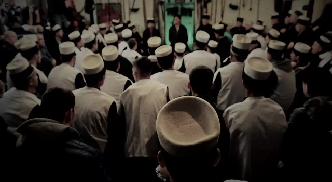 İnşaat alanındaki cemaatçiler adeta para basıyor