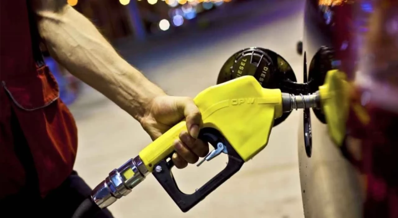 Motorin fiyatlarında 2.10 TL'lik indirim bekleniyor
