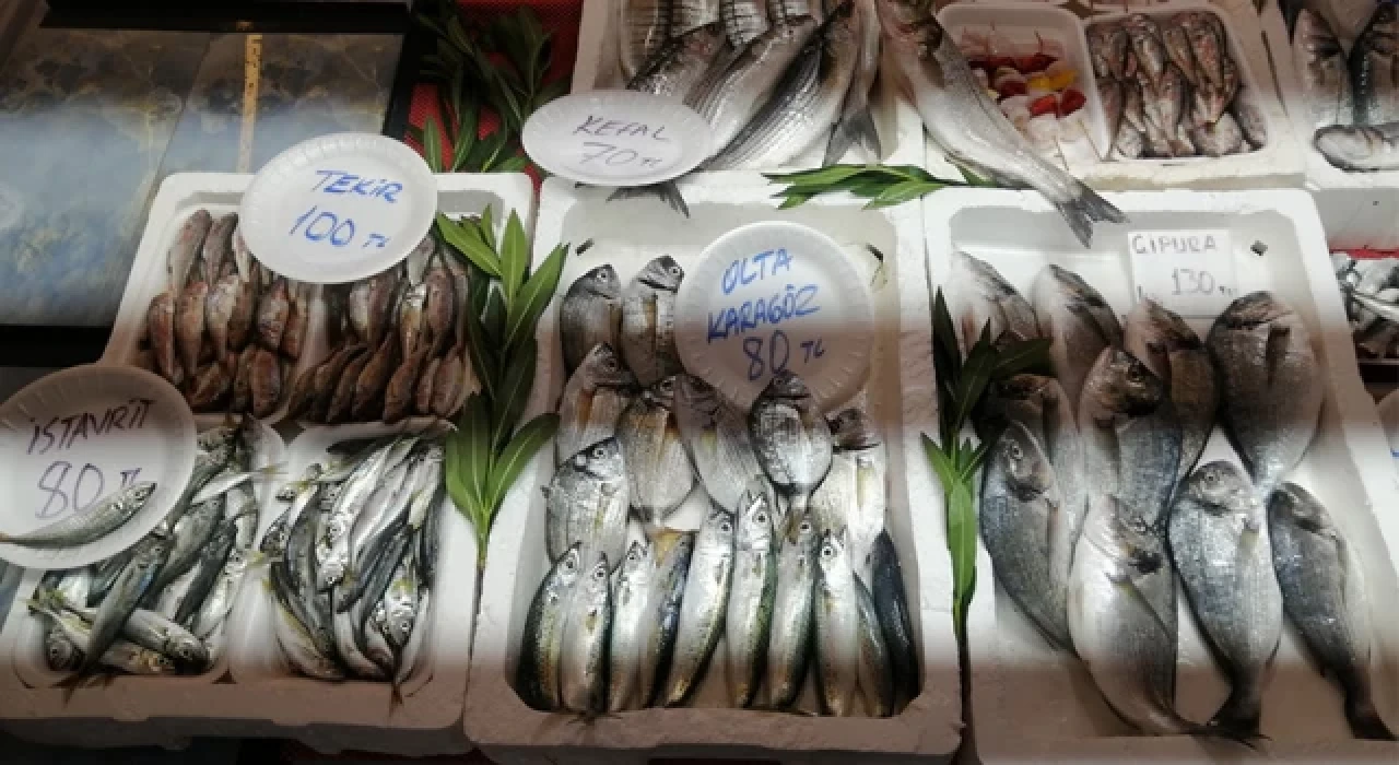 Rüzgarlı hava balık tezgahlarına yansıdı