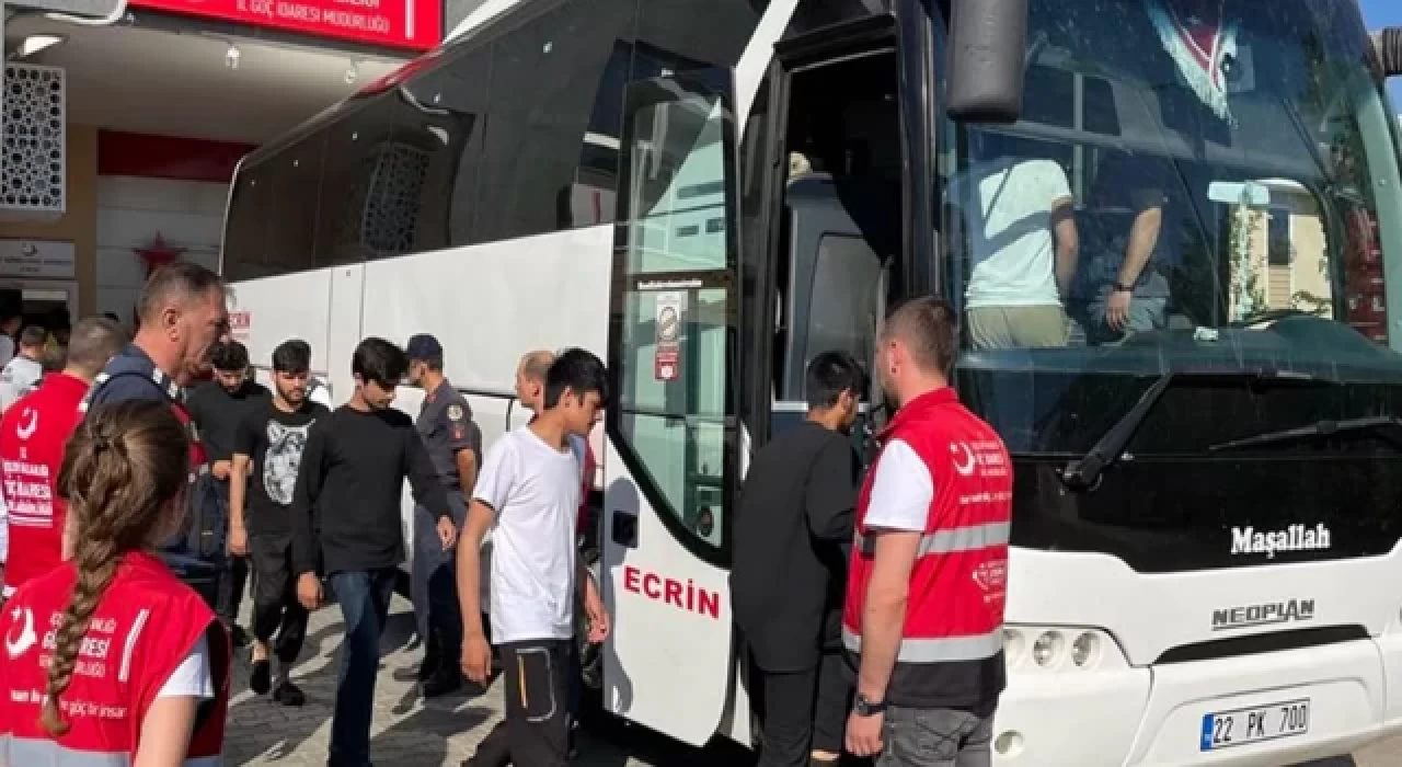 Sınır dışı edilecek 260 Afganistanlı, Edirne'den İstanbul'a gönderildi