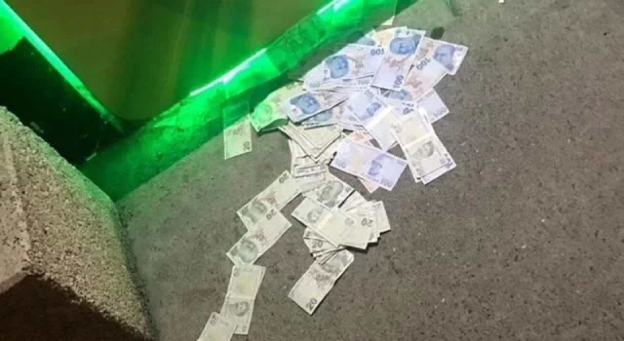 ATM'ye yüklenen fazla para, sokağa saçıldı