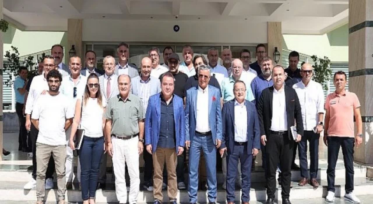 Başkan Böcek Kemer’de turizmcilerle buluştu