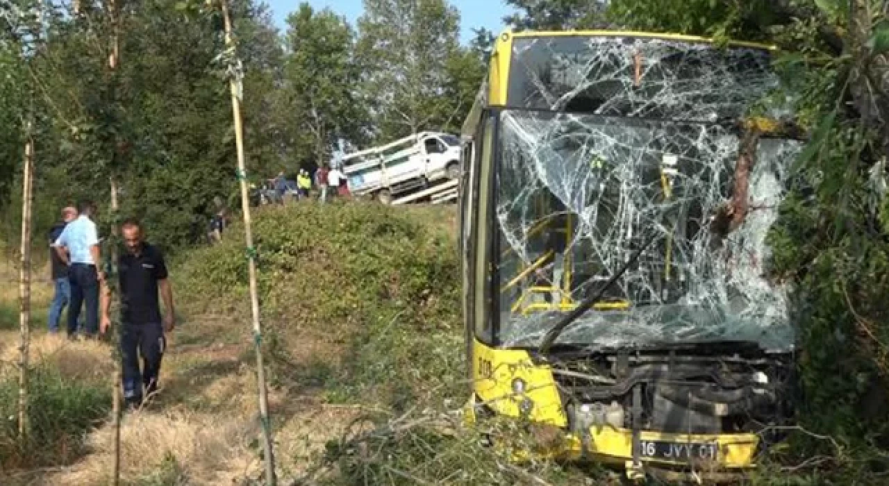 Belediye otobüsü, kamyonete çarptı; 2'si ağır, 21 yaralı