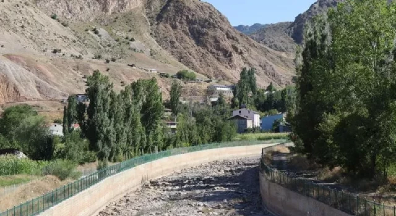 Hava sıcaklığı 40 dereceye çıktı, Oltu Çayı kurudu