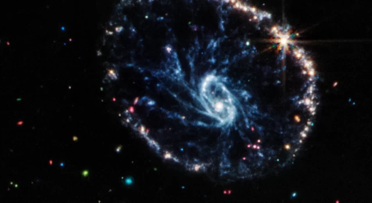 James Webb Teleskobu Cartwheel Galaksisi’ni görüntüledi