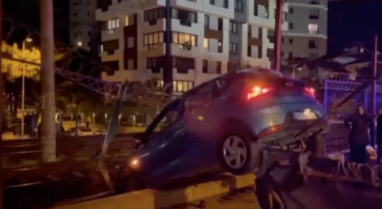 Kadıköy’de kontrolden çıkan otomobil, Marmaray tren yolunun tel örgüsünde asılı kaldı