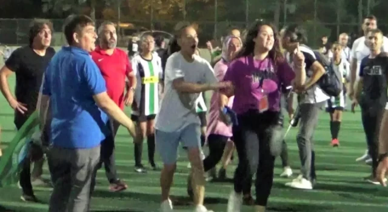 Kadın futbolcular arasında kavga çıktı