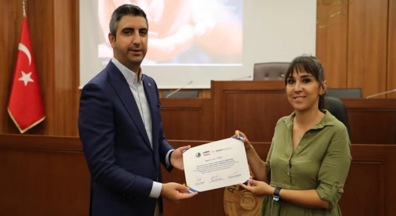 Kartallı kadınlar, ‘Aile Okulu’ eğitim sertifikalarını, başkan Gökhan Yüksel’in elinden aldı