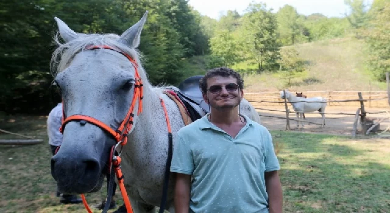 Sakarya’da ’engelsiz yürekler’den ata binme heyecanı