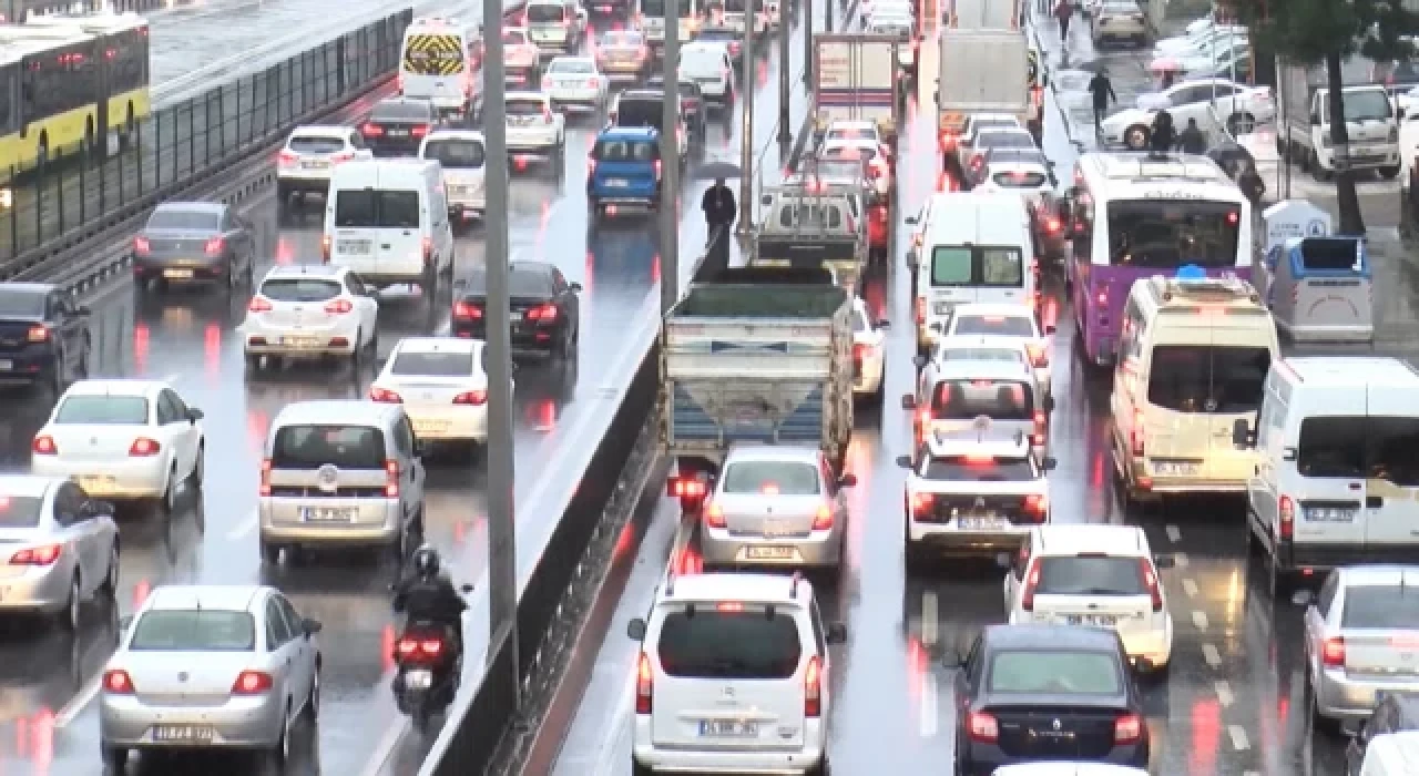 Yağmurun etkili olduğu İstanbul’da trafik yoğunluğu arttı