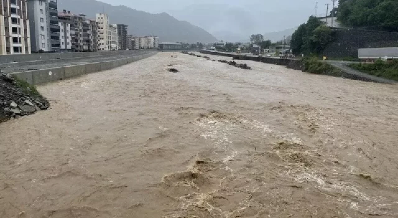 Artvin'de sağanak su baskınlarına neden oldu