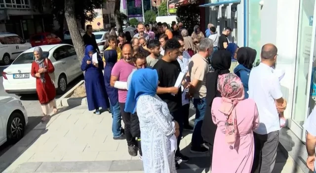 Bankalar önünde sosyal konut kuyruğu
