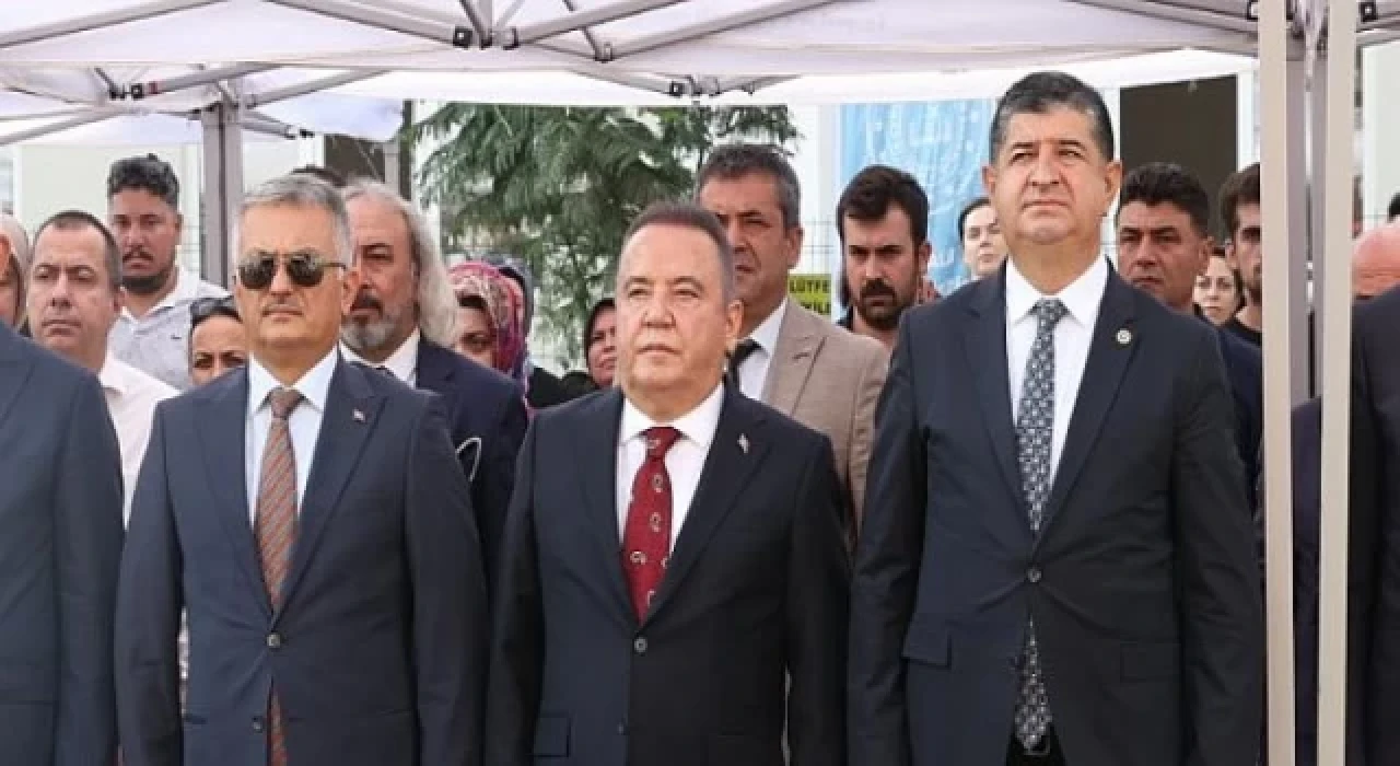 Başkan Böcek yeni eğitim öğretim  yılını öğrencilerle birlikte karşıladı