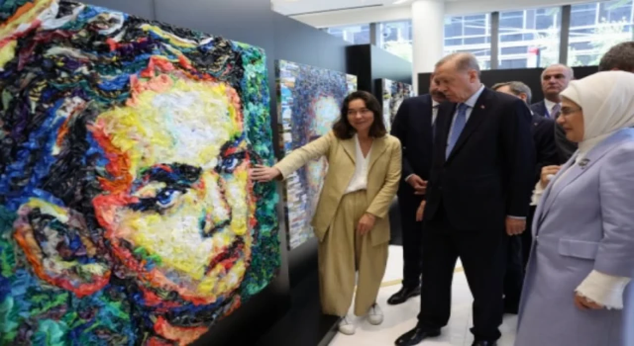 Cumhurbaşkanı Recep Tayyip Erdoğan, BM çıkışında eşi Emine Erdoğan'la Türkevi'ne yürüyerek burada açılan atık sergisini gezdi