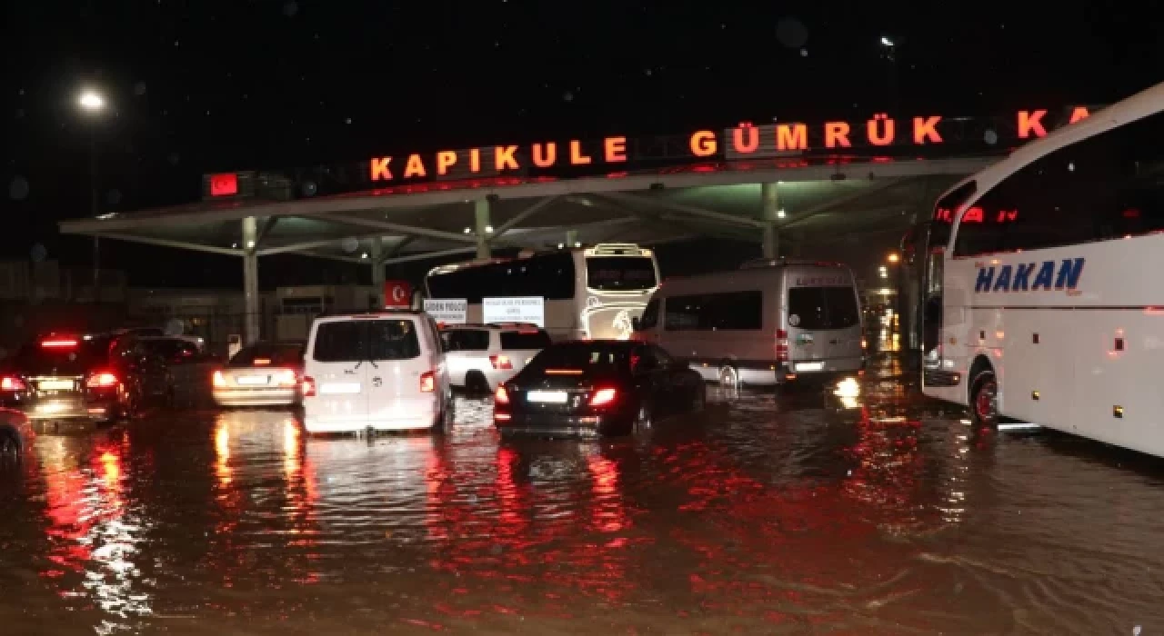 Kapıkule Gümrük Sahası’nı sel vurdu: Yollar kapandı, araçlar mahsur kaldı